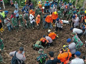 Momen Tim SAR Gabungan Temukan Jasad Korban Gempa Pasaman