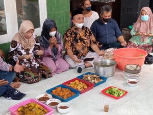 Syukuran-Saweran Nurhayati Usai Terbebas dari Status Tersangka Syukuran-Saweran Nurhayati Usai Terbebas dari Status Tersangka