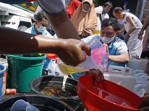 Warga Serbu Operasi Pasar Minyak Goreng Rp 11 Ribuan