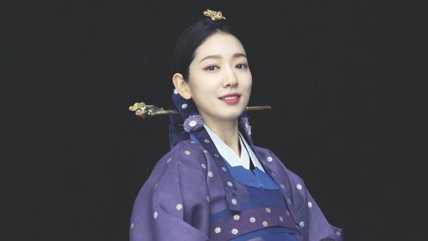 8 Potret Maternity Artis Korea, Park Shin Hye Pakai Baju Tradisional Hanbok
