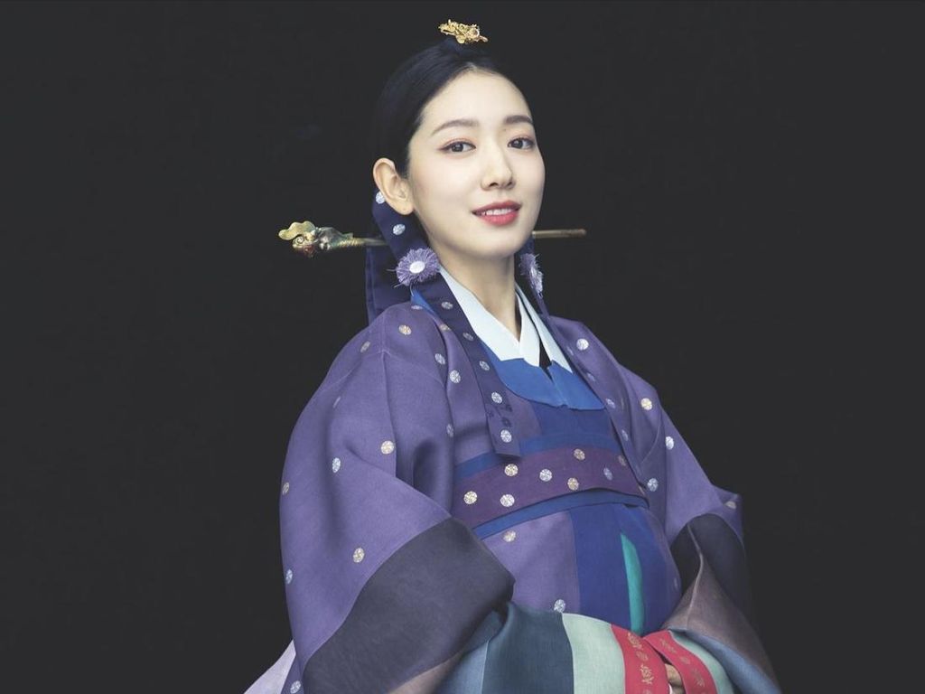8 Potret Maternity Artis Korea, Park Shin Hye Pakai Baju Tradisional Hanbok