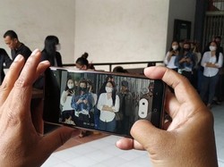 Puluhan Pemandu Lagu Adang Petugas yang Akan Tutup Jojoo Karaoke Blitar