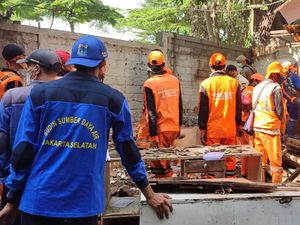 Bakal Dibuat Taman, 9 Bangunan Semipermanen di Bantaran Kali Grogol Dibongkar