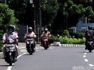 Pemotor Bandel Nekat Lawan Arus di Arteri Pondok Indah