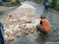 Jalan Rusak dan Licin di Lamongan Akibat Banjir Mulai Diuruk