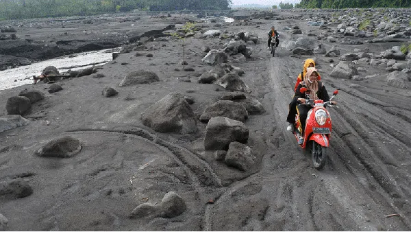 Kerja Keras Guru di Lereng Gunung Semeru