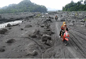 Kerja Keras Guru di Lereng Gunung Semeru