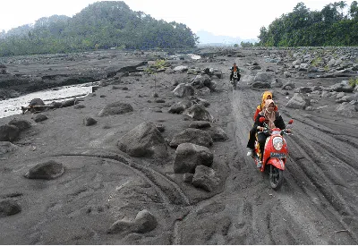 Kerja Keras Guru di Lereng Gunung Semeru