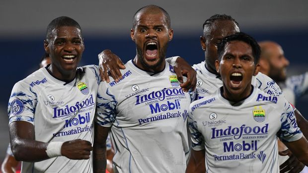 Persija vs Persib Pesepak bola Persib Bandung David Da Silva (tengah) berselebrasi bersama rekannya setelah berhasil mencetak gol ke gawang Persija Jakarta dalam pertandingan Liga 1 di Stadion I Wayan Dipta, Gianyar, Bali, Selasa (1/3/2022). Persib Bandung memenangkan pertandingan dengan skor 2-0. ANTARA FOTO/Nyoman Budhiana/rwa.