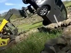 Petani Ngamuk, Pakai Traktor Jungkir Balikkan Mobil yang Parkir Sembarangan