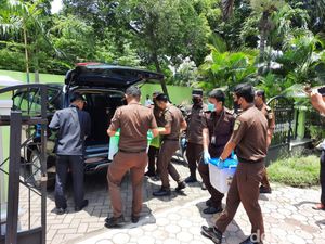 Kejari Situbondo Geledah Kantor DLH Terkait Dugaan Korupsi Rp 864 Juta Kejari Situbondo Geledah Kantor DLH Terkait Dugaan Korupsi Rp 864 Juta