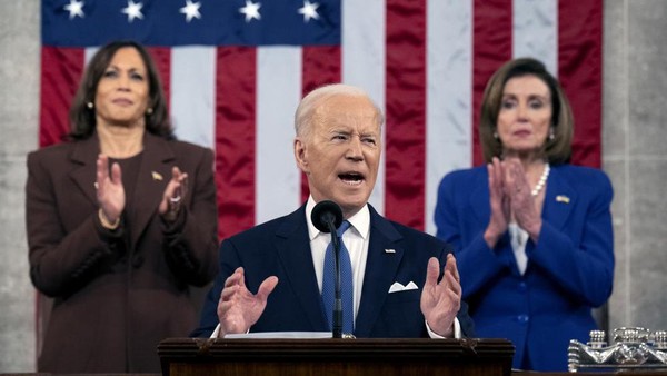 Presiden AS Joe Biden saat menyampaikan pidato kenegaraan di Gedung Capitol, Washington DC President Joe Biden delivers his State of the Union address to a joint session of Congress at the Capitol, Tuesday, March 1, 2022, in Washington. (Saul Loeb, Pool via AP)