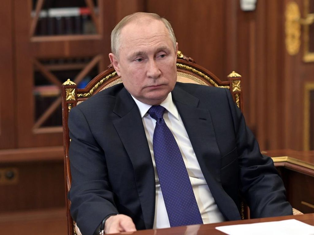 Teleponan dengan Macron, Putin Tuduh Ukraina Lakukan Kejahatan Perang