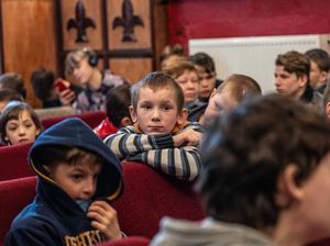 Ratusan Anak di Ukraina Diungsikan Sementara ke Sebuah Sekolah di Lviv Ratusan Anak di Ukraina Diungsikan Sementara ke Sebuah Sekolah di Lviv