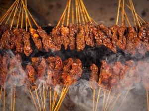 5 Tempat Makan Ini Punya Sate Babi yang Empuk Juicy 5 Tempat Makan Ini Punya Sate Babi yang Empuk Juicy