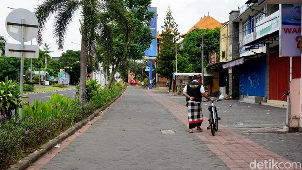 Seorang Pecalang Memastikan Toko Tutup Saat Nyepi di Bali/Foto : news.detik.com/Aditya Mardiastuti
