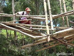 Cerita Miris Siswa-Guru SD di Torut Bertaruh Nyawa Gegara Jembatan Reyot