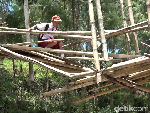 Cerita Miris Siswa-Guru SD di Torut Bertaruh Nyawa Gegara Jembatan Reyot Cerita Miris Siswa-Guru SD di Torut Bertaruh Nyawa Gegara Jembatan Reyot