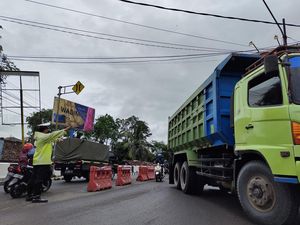 Jembatan Bypass Soekarno-Hatta Lebak Ditutup, Pemotor Cari Jalan Tikus Jembatan Bypass Soekarno-Hatta Lebak Ditutup, Pemotor Cari Jalan Tikus