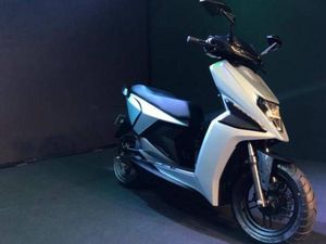 Gokil! Skuter Listrik Terbaru Buatan India Bisa Tempuh Jarak 300 Km