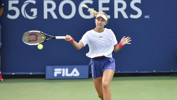MONTREAL, QC - AUGUST 09: Anastasia Potapova of Russia hits a return during her Womens Singles first round match against Shelby Rogers of the United States on Day One of the National Bank Open presented by Rogers at IGA Stadium on August 9, 2021 in Montreal, Canada.   Minas Panagiotakis/Getty Images/AFP (Photo by Minas Panagiotakis / GETTY IMAGES NORTH AMERICA / Getty Images via AFP)