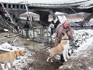 Warga Irpin Tinggalkan Kota saat Serangan Udara Rusia Mereda