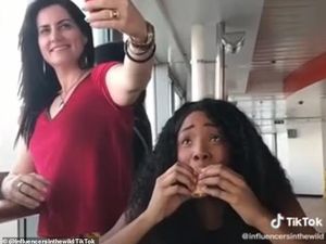 Tak Sopan! Orang Ini Asyik Selfie di Atas Kepala Pengunjung yang Sedang Makan