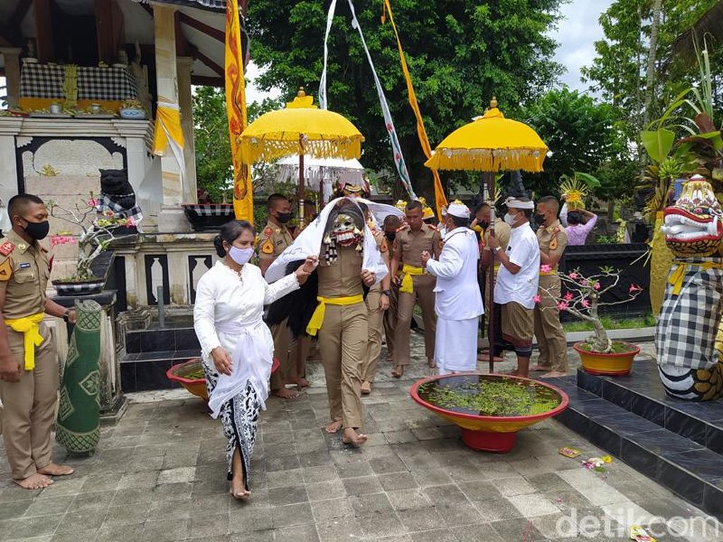 Jelang Nyepi, Umat Hindu di Magelang Arak Ogoh-ogoh Keliling Pura Jelang Nyepi, Umat Hindu di Magelang Arak Ogoh-ogoh Keliling Pura