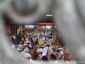 Mengintip Ritual Tawur Agung Kesanga di Pura Tertua di Jabar