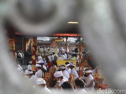 Mengintip Ritual Tawur Agung Kesanga di Pura Tertua di Jabar
