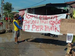 Protes Jalan Rusak, Warga di Sergai Sumut Tanam Pohon Pisang di Kubangan