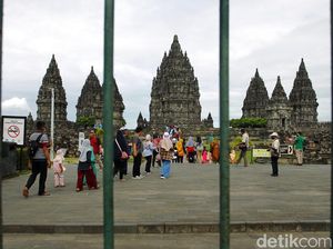 Wisatawan Kunjungi Candi Prambanan Saat Libur Nyepi 2022 Wisatawan Kunjungi Candi Prambanan Saat Libur Nyepi 2022