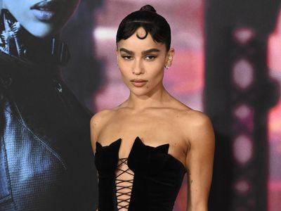 Gaya Unik Zoe Kravitz Pakai Gaun Berbentuk Kucing di Red Carpet The Batman