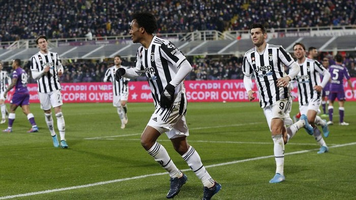 FLORENCE, ITALY - MARCH 02:  Juventus players celebrate a goal scored by Juan Guillermo Cuadrado Belloduring the Coppa Italia Semi Final 1st Leg match between ACF Fiorentina and Juventus FC at Stadio Artemio Franchi on March 2, 2022 in Florence, Italy.  (Photo by Gabriele Maltinti/Getty Images)
