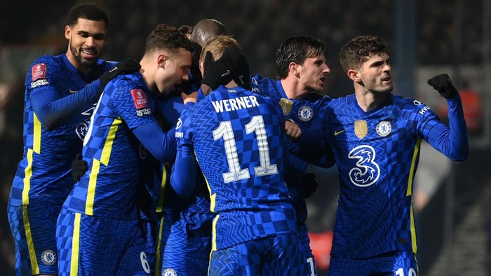 LUTON, ENGLAND - MARCH 02: Romelu Lukaku celebrates with Timo Werner of Chelsea after scoring their teams third goal during the Emirates FA Cup Fifth Round match between Luton Town and Chelsea at Kenilworth Road on March 02, 2022 in Luton, England. (Photo by Michael Regan/Getty Images)