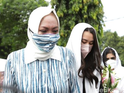 Angelina Sondakh Boyong Keanu dan Aaliyah Nyekar ke Makam Adjie Massaid