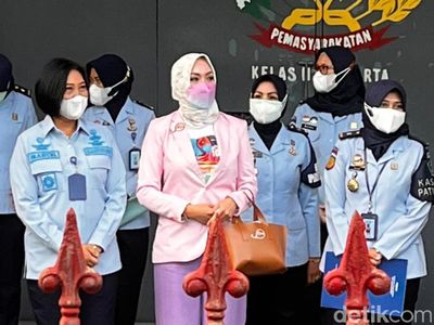 Colorful! Penampilan Perdana Angelina Sondakh Keluar dari Lapas Pondok Bambu
