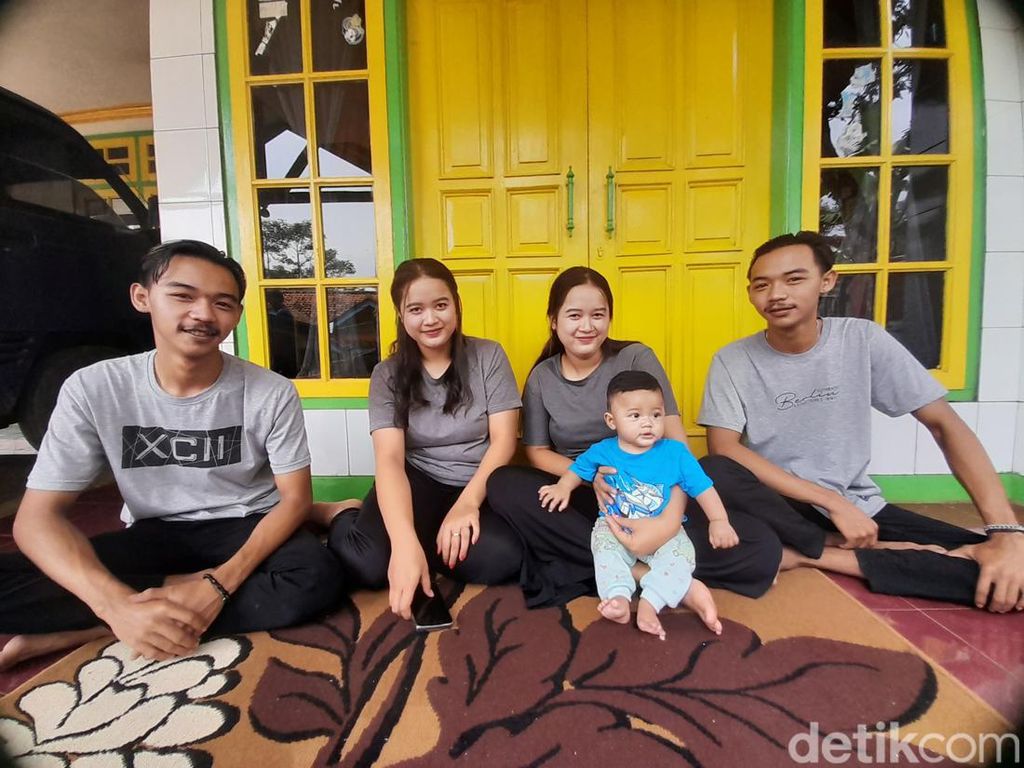 2 Pasutri Kembar Sumedang Cerita Pengalaman Lucu: Salah Peluk dan Panggil 2 Pasutri Kembar Sumedang Cerita Pengalaman Lucu: Salah Peluk dan Panggil