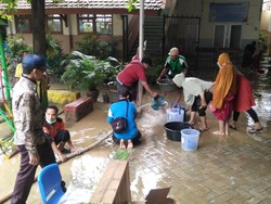 Banjir Surut, BPBD Pamekasan Kerahkan Petugas Bersihkan Rumah-Fasum