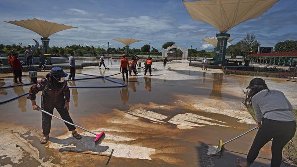 Banjir Surut, Relawan Gotong Royong Bersihkan Masjid Kesultanan Banten