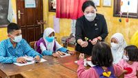 Becek-becekan, Puan Temui Anak SDN yang Terendam Banjir di Lamongan