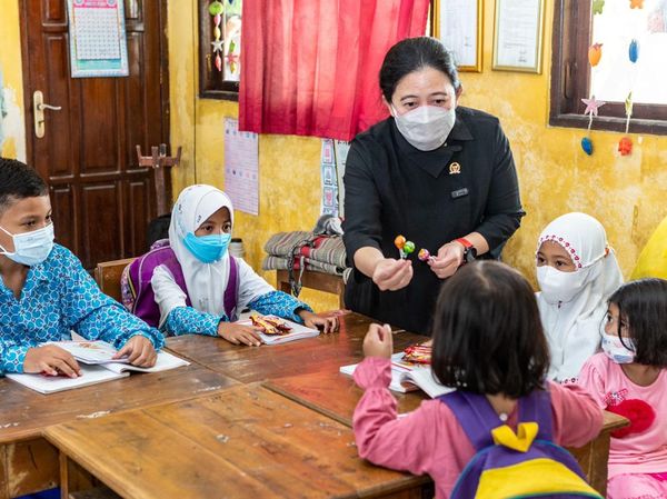 Becek-becekan, Puan Temui Anak SDN yang Terendam Banjir di Lamongan
