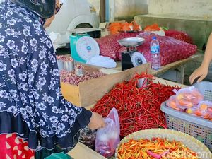 Emak-emak di Sinjai Menjerit Gegara Harga Cabai-Bawang Meroket Rp 35.000 Emak-emak di Sinjai Menjerit Gegara Harga Cabai-Bawang Meroket Rp 35.000