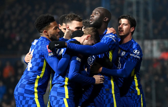 LUTON, ENGLAND - MARCH 02: Romelu Lukaku of Chelsea celebrates with teammates after scoring their teams third goal during the Emirates FA Cup Fifth Round match between Luton Town and Chelsea at Kenilworth Road on March 02, 2022 in Luton, England. (Photo by Michael Regan/Getty Images)