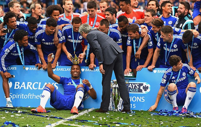 LONDON, ENGLAND - MAY 24:  Jose Mourinho manager of Chelsea puts a crown to Didier Drogba of Chelsea during the Premier League title celebration after the Barclays Premier League match between Chelsea and Sunderland at Stamford Bridge on May 24, 2015 in London, England.  (Photo by Laurence Griffiths/Getty Images)
