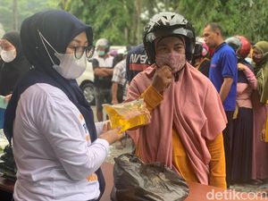 Emak-emak di Kendari Berjam-jam Antre Minyak Goreng di Pasar Murah