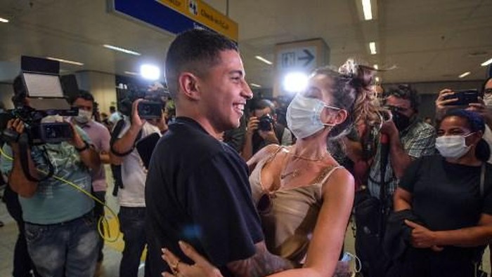 Brazilian football player Dodo (L), of Ukranian team Shakhtar Donetsk, embraces a relative upon his arrival from Ukraine following Russias invasion, at the airport in Guarulhos, Sao Paulo state, Brazil, on March 1, 2022. (Photo by NELSON ALMEIDA / AFP)