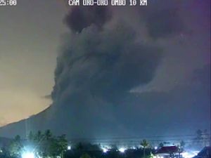 Penampakan Gunung Semeru Kembali Luncurkan Awan Panas Guguran