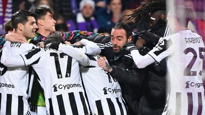 Juventus player celebrate a goal during the Italian Cup (Coppa Italia) semi-final first leg football match Fiorentina vs Juventus at the Artemio-Franchi stadium in Florence on March 2, 2022. (Photo by Alberto PIZZOLI / AFP)