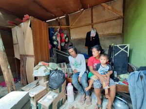 Tolong! Keluarga di Bandung Ini Hidup Dibayangi Ancaman Gubuk Roboh